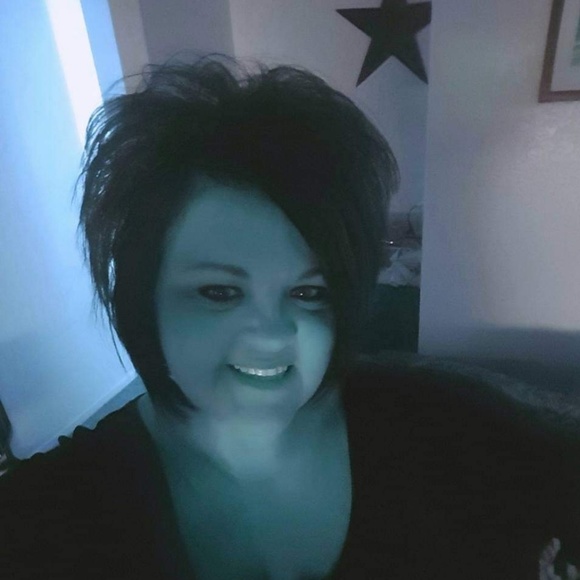 Meet your Posher, Amanda - Picture 2 of 2